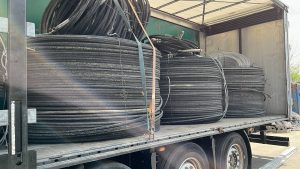 Raccolta di cavi conduttori metallici pronti per la lavorazione ecocompatibile