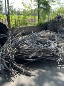 Bobine di cavi conduttori in alluminio pronte per la lavorazione