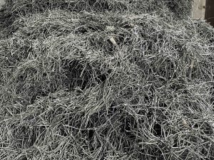 Cavi in alluminio recuperati da linee elettriche aeree pronti per il riciclo