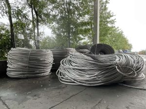 Bobine di cavi elettrici nudi raccolte per il recupero presso Re-all