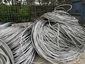 Raccolta di cavi conduttori metallici pronti per la lavorazione ecocompatibile