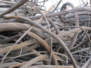 Cavi in alluminio recuperati da linee elettriche aeree pronti per il riciclo