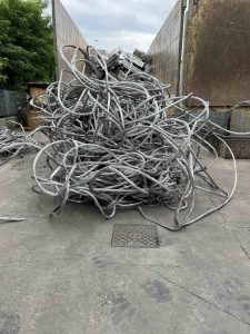 Lavorazione di rottami di cavi in alluminio e ferro per la reintroduzione nel ciclo produttivo