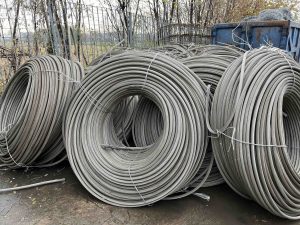 Bobine di cavi elettrici nudi raccolte per il recupero presso Re-all
