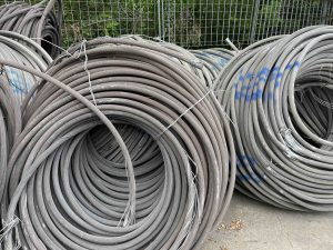 Raccolta di cavi conduttori metallici pronti per la lavorazione ecocompatibile