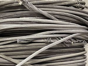Cavi conduttori in alluminio e acciaio pronti per essere trasformati
