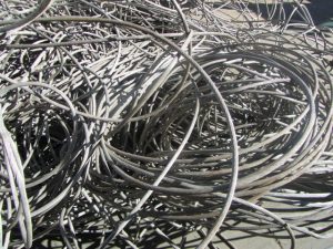 Bobine di cavi conduttori in alluminio pronte per la lavorazione