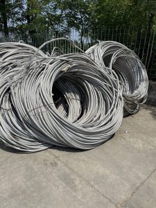 Cavi in alluminio recuperati da linee elettriche aeree pronti per il riciclo